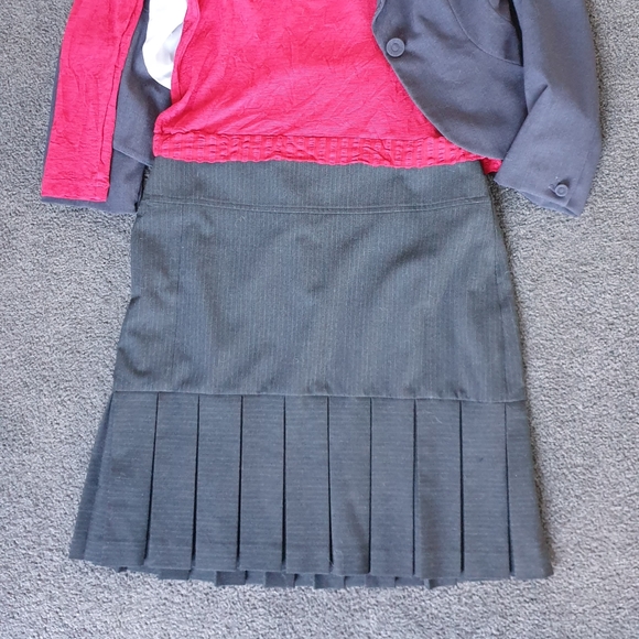 Non-matching grey work/corporate skirt suit. - Picture 3 of 5